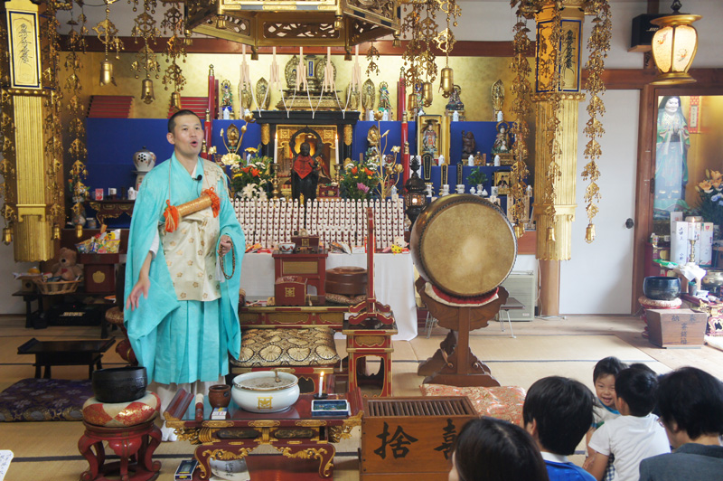 水子供養大祭での住職（本覚院／長崎県佐世保市）